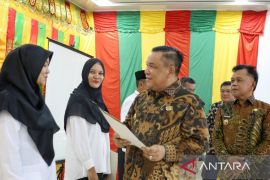 Tiba di Meranti, Pj Gubri serahkan serahkan SK 35 guru PPPK