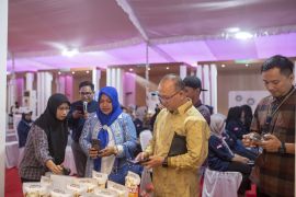 Pemkot Tikep Maluku Utara salurkan bantuan peralatan untuk 160 pelaku usaha