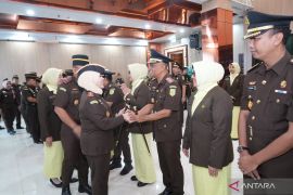 Kajati Jatim lantik 14 kajari dan sejumlah pejabat utama