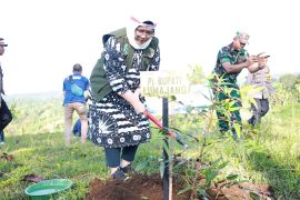 Tiga pilar Lumajang tanam ribuan pohon peringati HUT Bhayangkara