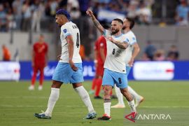 Uruguay menuju perempat final setelah pesta gol 5-0 lawan Bolivia
