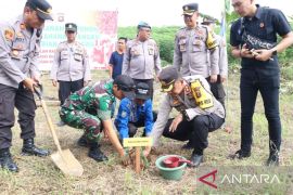 Polres OKU tanam ratusan bibit  pohon sambut HUT Bhayangkara ke-78