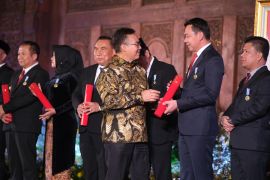 Bupati Kapuas Hulu Kalbar terima penghargaan Manggala Karya Kencana