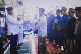 Bupati Enrekang menyerahkan bantuan kepada 17 KK terdampak tanah longsor