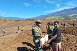 Koops Habema berbagi bahan pokok ke masyarakat Nduga