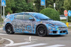 Prototipe EV Ferrari tertangkap kamera, mirip Maserati Levante