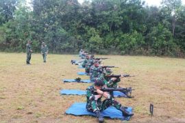 Personel Lanud HAS Hanandjoeddin Belitung asah kemampuan menembak