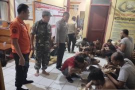Puluhan WNA terdampar di Sukabumi coba kabur saat diamankan polisi