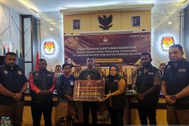 KPU Sorsel serahkan santunan kepada sembilan PPS dan KPPS meninggal dunia