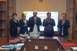 Bupati dan Wabup Bangli tuntaskan studi master tepat waktu