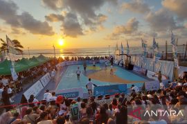 Atlet hingga artis Tora Sudiro tanding basket di pantai Kuta