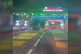 Bule rampas truk muatan gabah, ugal-ugalan terobos gerbang tol Bali