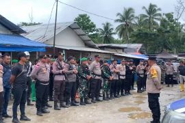 Petugas gabungan tertibkan penambang ilegal di Gunung Botak