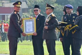 Pj Gubernur Jatim terima piagam dan pin emas dari Kapolri