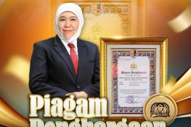 Khofifah dapat penghargaan dari Kapolri pada Hari Bhayangkara Ke-78