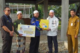 Hermansyah serahkan dana dan tiga ekor sapi dukung haul Guru Kapuh