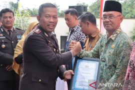 Hibahkan tanah untuk Pos Bhabinkamtibmas, Pemdes Bokor terima reward di Hari Bhayangkara