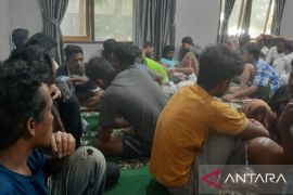 Puluhan WNA terdampar di Pantai Keusikurug Sukabumi hendak diselundupkan ke Australia