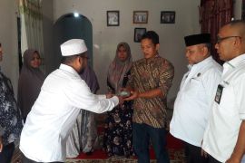 Jamaah haji kloter 6 Langkat serahkan bantuan kepada keluarga Hj Misringah