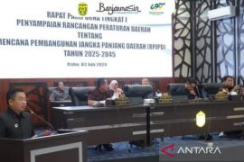 DPRD Banjarmasin terima Raperda RPJPD 2025-2045