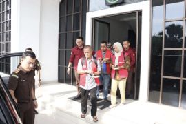 Kejari Bengkalis tahan tiga tersangka korupsi pupuk