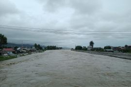 air sungai mulai meluap di sekitar bantaran sungai kawasan  Jembatan Palu III. Page 2 Small