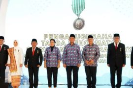 Bupati dan Ketua TP PKK Lampung Selatan terima tanda kehormatan Satyalancana Wira Karya