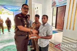 Bakti sosial Kajati Maluku di Pulau Buru salurkan bantuan  perikanan