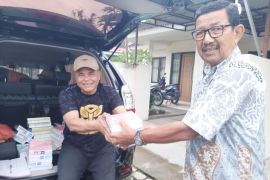 Dosen IPDN Kampus Sumbar bantu buku tulis bagi 90 anak pegawai