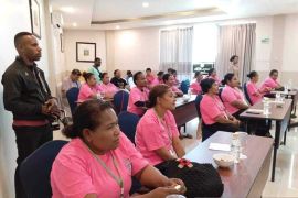 Disnakertrans Jayapura perkuat SDM OAP lewat latihan rias pengantin