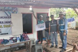 Peduli korban bencana Tanah Datar, YBM PLN gratiskan biaya pasang listrik Huntara