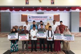 Baznas Agam salurkan zakat Rp490,3 juta bagi 224 mustahik