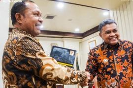 Pemkot Ambon bersama Pemkab- Malteng tandatangan MoU distribusi pangan kendalikan inflasi