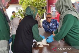 Pemkot Cirebon membuka layanan keliling vaksinasi gratis hewan peliharaan
