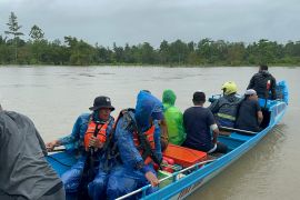 Polairud Polres Buru bantu operasi pencarian korban hilang di Sungai Waeapo