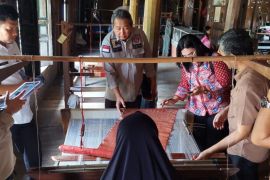 Kemenkumham dampingi Songket Pandai Sikek peroleh Indikasi Geografis