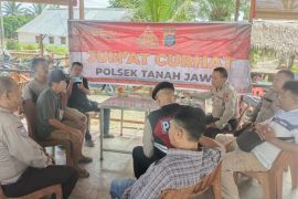 Kapolsek Tanah Jawa silaturahmi dengan warga, begini ajakan untuk keamanan lingkungan