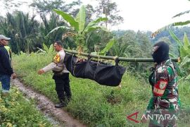 Polres Sukabumi selidiki kasus temuan mayat terselip batu di aliran Sungai Cibareno
