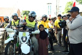 Gubernur Kalsel serahkan bantuan sosial di Puskesmas Alabio