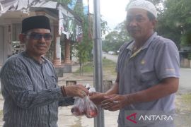 Anggota DPRD Kotabaru seahkan hewan kurban di Desa Mekarpura