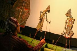 Polri gelar pertunjukan wayang kulit lakon "Tumurune Wiji Sejati"