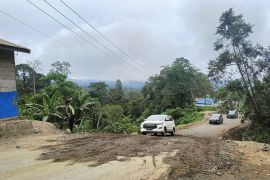 Ruas Jalan Lintas Sumatera Batu Jomba Tapsel sudah lancar dilalui kendaraan