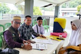 Ketua BPW KKSS Kepri berikan beasiswa kepada seorang pelajar asal Bintan