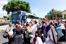 Bupati Situbondo sambut kedatangan jamaah haji di rest area perbatasan