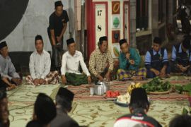 Warga Karanganom "suronan" bersama mahasiswa KKN MIT Posko 21