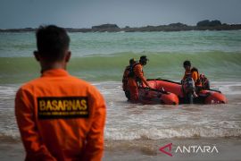 Basarnas Banten cari nelayan terseret ombak di Pantai Goa Langir Lebak