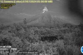 Semeru kembali erupsi dengan letusan teramati hingga 1 km