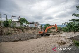 Air bah rusak rumah dan jembatan di Palu Page 2 Small