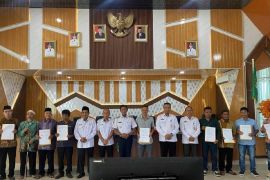 Wabup Ketapang serahkan dana hibah kepada sembilan rumah ibadah