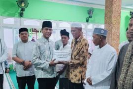 Wabup Ketapang serahkan bantuan beras kepada pengurus rumah ibadah